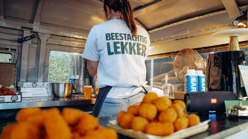 Schaal bitterballen en truffelkroketjes in de Cas & Kas Foodtruck tijdens een van de horecabeurzen
