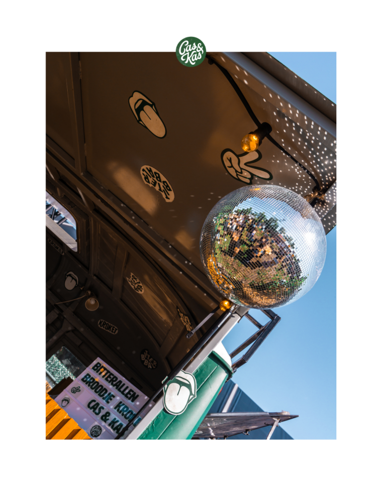 Discobol aan de foodtruck op een festival