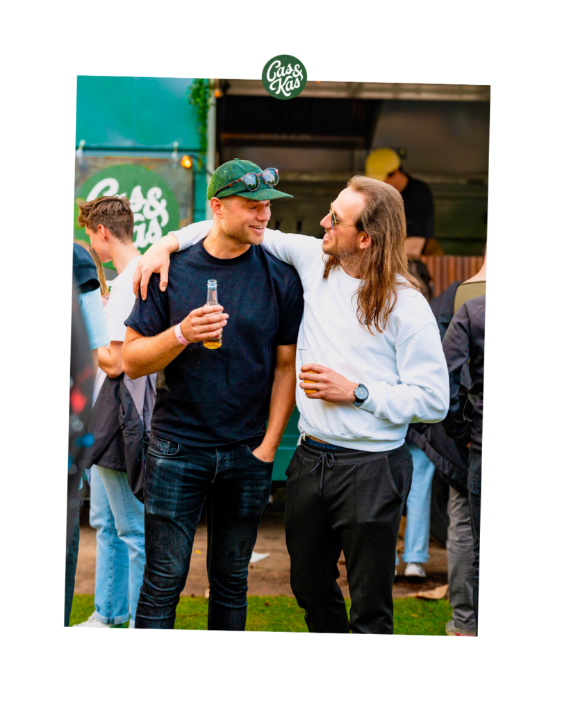 Cas en een vriend aan het lachen op een festival